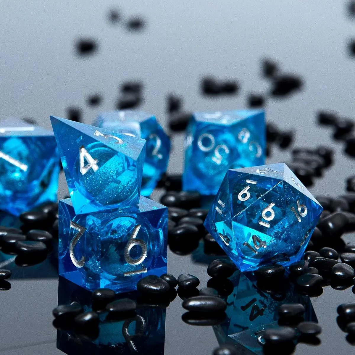 YEMEKO Handmade Liquid DND Dice Set, Liquid Core DND Dice Quicksand Ball, 7 Accessories Dice for Dungeons and Dragons, RPG Polyhedral Resin Sharp Edge Dice Roleplaying （Liquid Blue ）