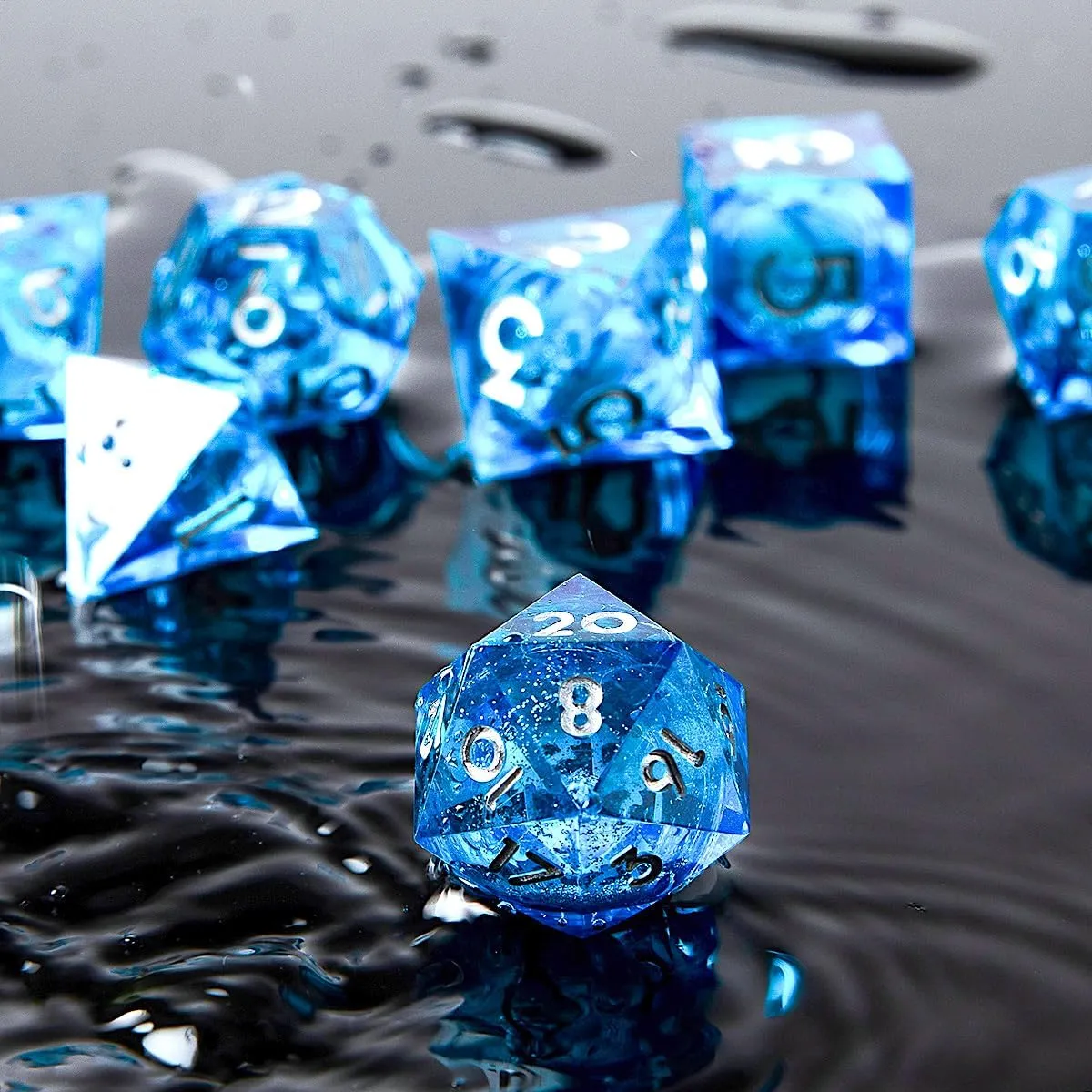 YEMEKO Handmade Liquid DND Dice Set, Liquid Core DND Dice Quicksand Ball, 7 Accessories Dice for Dungeons and Dragons, RPG Polyhedral Resin Sharp Edge Dice Roleplaying （Liquid Blue ）